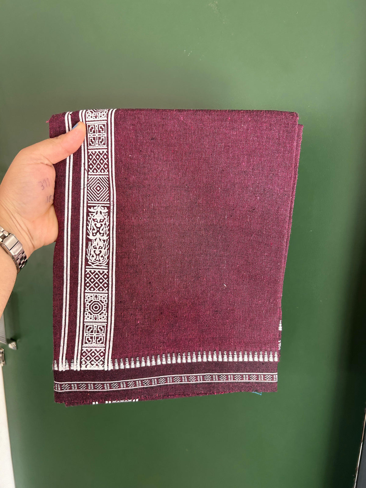 Kaitharikada - Single Kaily / Lungi - Mixed Cotton - 20s twisted - 1.5 inch White Printed kara with Magenta & Black Shaded colour body (2 meter / 4 muzham) - 22 KK8082 SAT