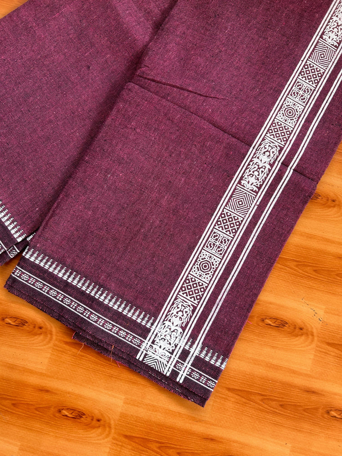 Kaitharikada - Single Kaily / Lungi - Mixed Cotton - 20s twisted - 1.5 inch White Printed kara with Magenta & Black Shaded colour body (2 meter / 4 muzham) - 22 KK8082 SAT