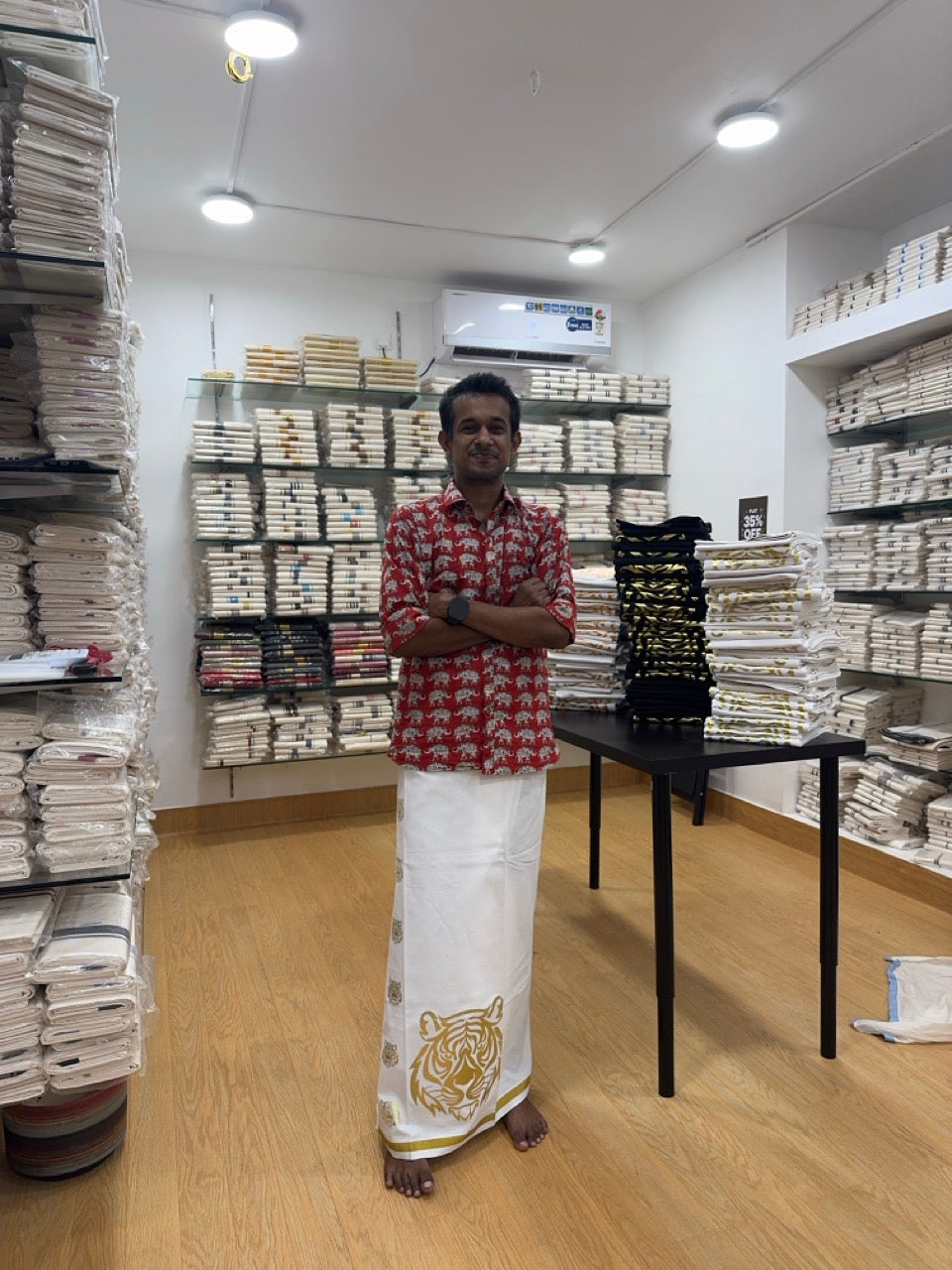 Kaduva Print Single Kaily / Lungi New! Kaitharikada - Polyster Mixed Cotton - (20s) - Pure white - Gold Print with White colour body (2 meter / 4 muzham) - 1 KK8068 GAN