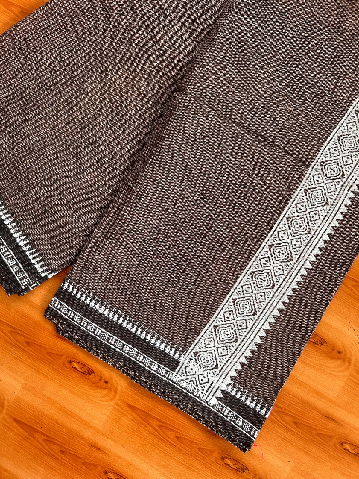 Kaitharikada - Single Kaily / Lungi - Mixed Cotton - 20s twisted - 1.5 inch White Printed kara with Dark Sand Brown & Black Shaded colour body (2 meter / 4 muzham) - 23 KK8082 SAT