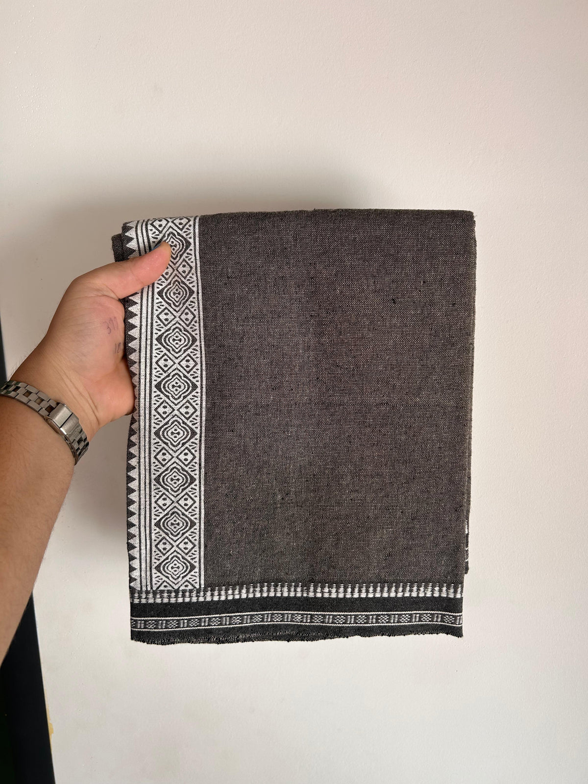 Kaitharikada - Single Kaily / Lungi - Mixed Cotton - 20s twisted - 1.5 inch White Printed kara with Beige & Black Shaded colour body (2 meter / 4 muzham) - 24 KK8082 SAT