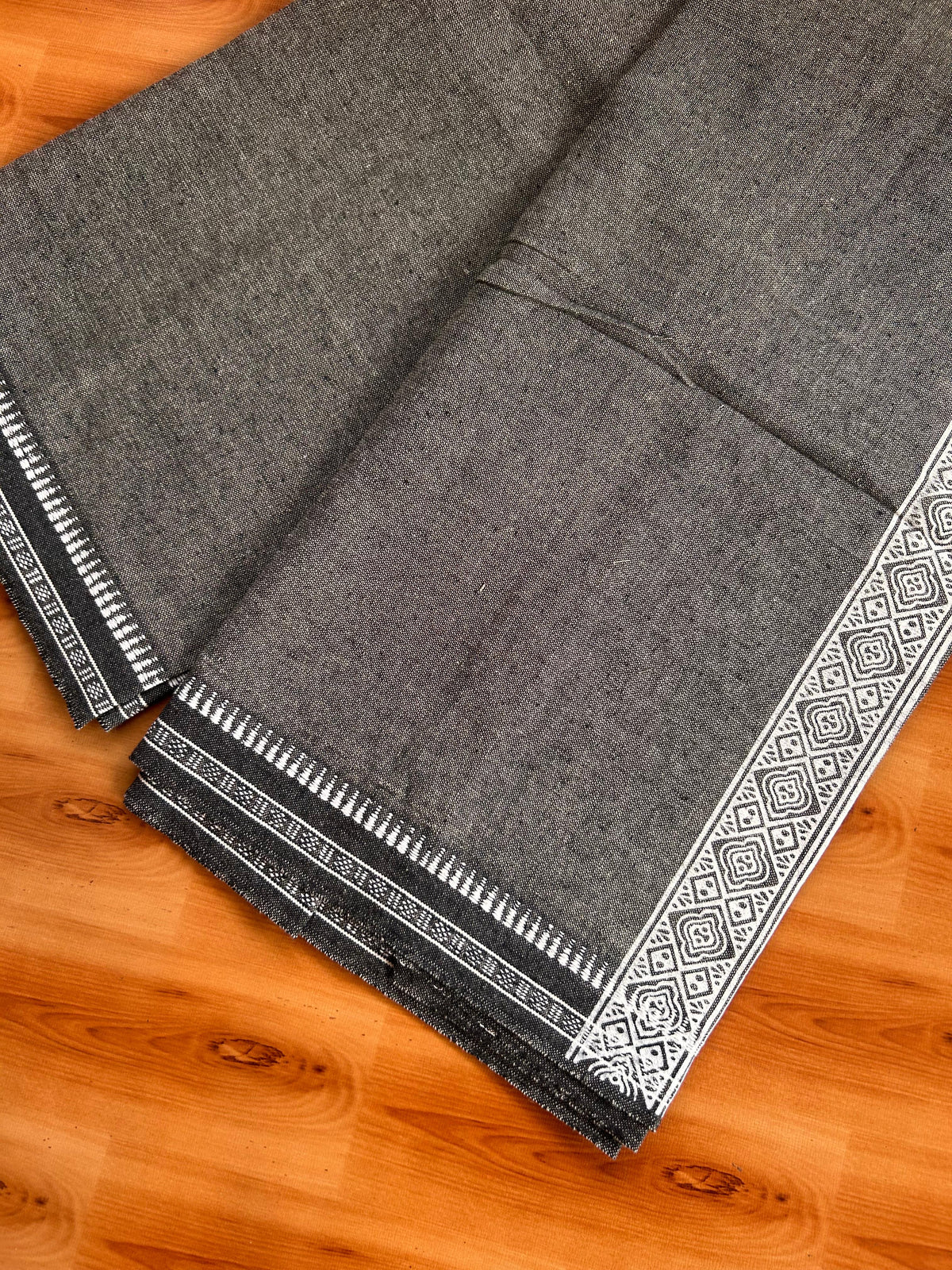 Kaitharikada - Single Kaily / Lungi - Mixed Cotton - 20s twisted - 1.5 inch White Printed kara with Beige & Black Shaded colour body (2 meter / 4 muzham) - 24 KK8082 SAT