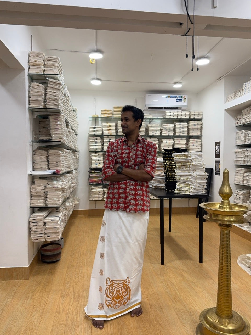 Kaduva Print Single Kaily / Lungi New! Kaitharikada - Polyster Mixed Cotton - (20s) - Pure white - Copper Print with White colour body (2 meter / 4 muzham) - 2 KK8068 GAN
