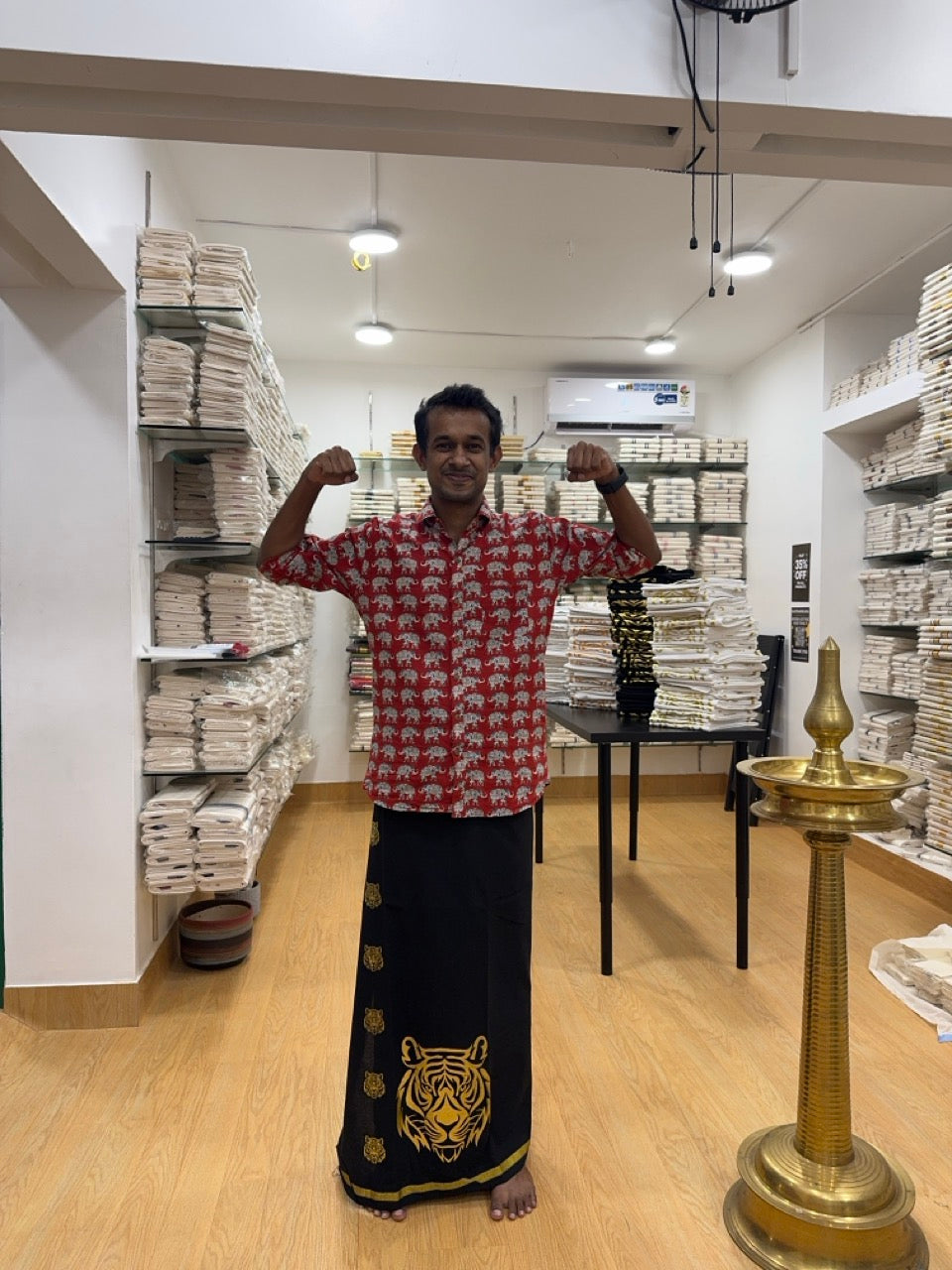 Kaduva Print Single Kaily / Lungi New! Kaitharikada - Polyster Mixed Cotton - (20s) - Gold Print with Black colour body (2 meter / 4 muzham) - 4 KK8068 GAN