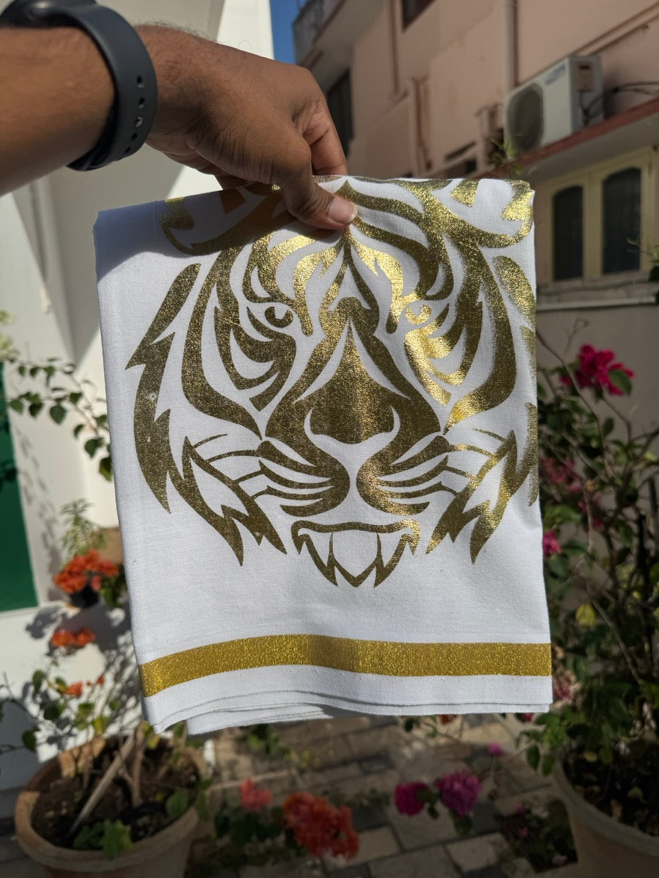 Kaduva Print Single Kaily / Lungi New! Kaitharikada - Polyster Mixed Cotton - (20s) - Pure white - Gold Print with White colour body (2 meter / 4 muzham) - 1 KK8068 GAN